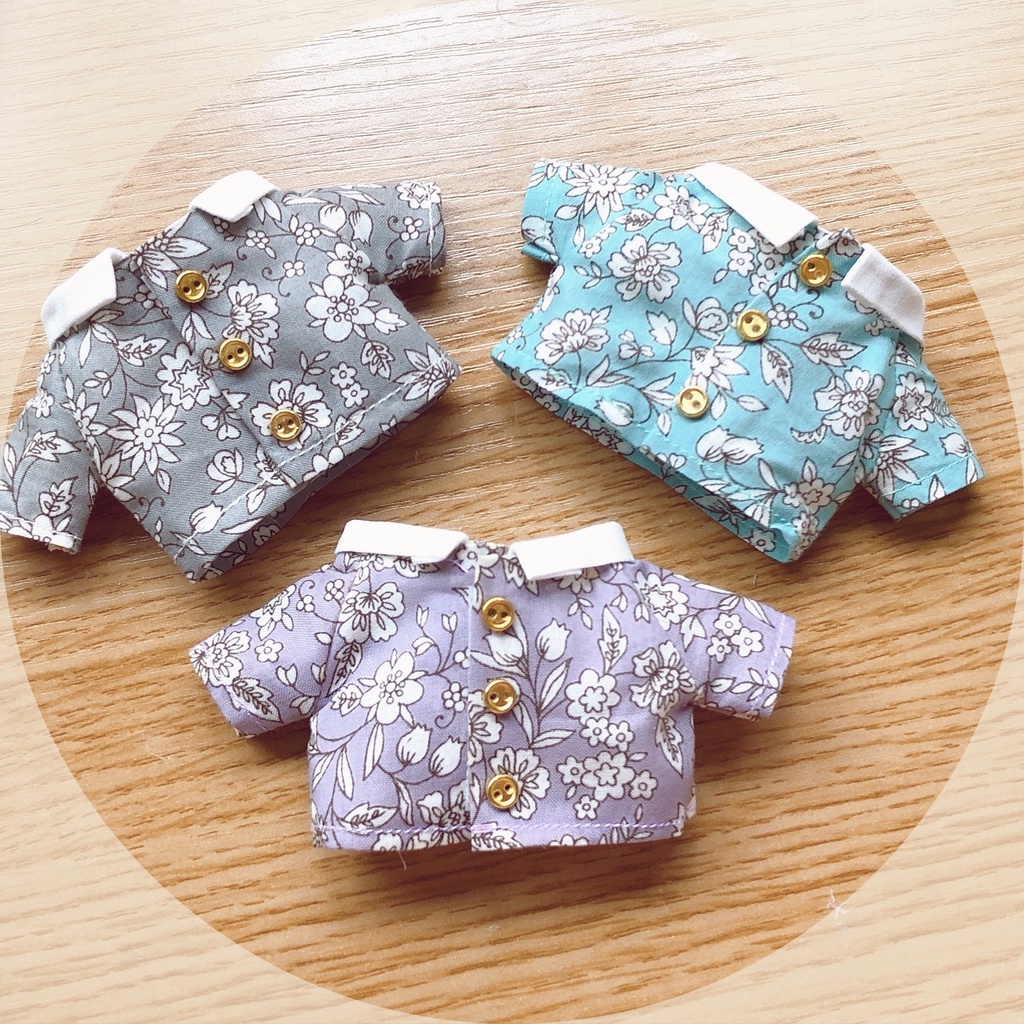 くすみカラーの花柄シャツ