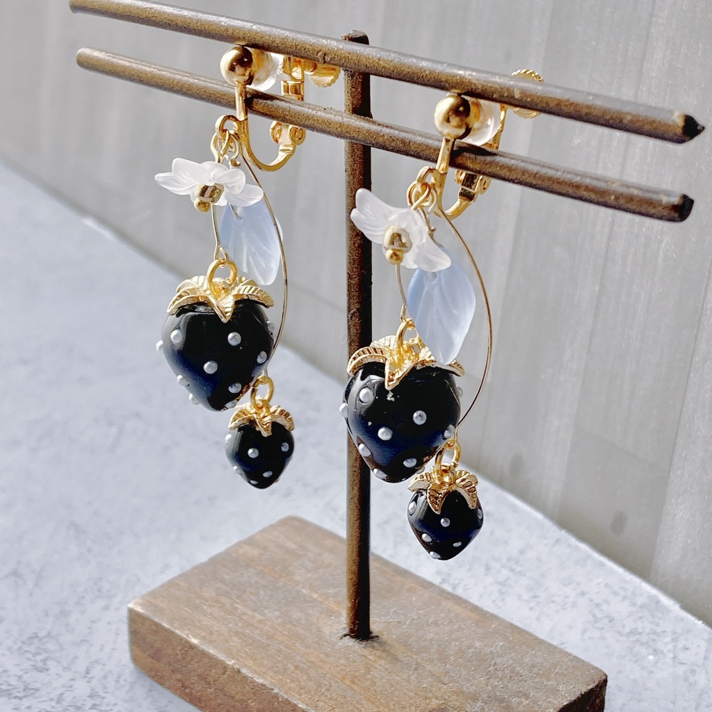 異世界のいちごのイヤリング