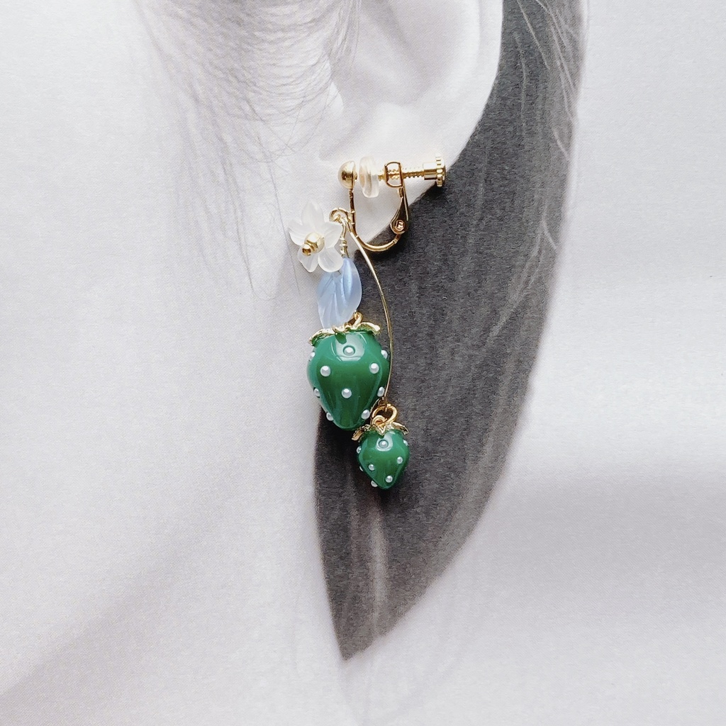 異世界のいちごのイヤリング