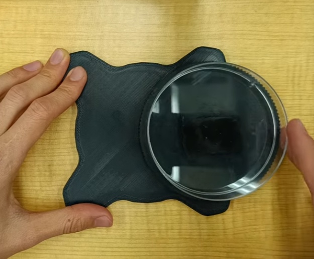 シャーレを螺旋状に回転させる補助具