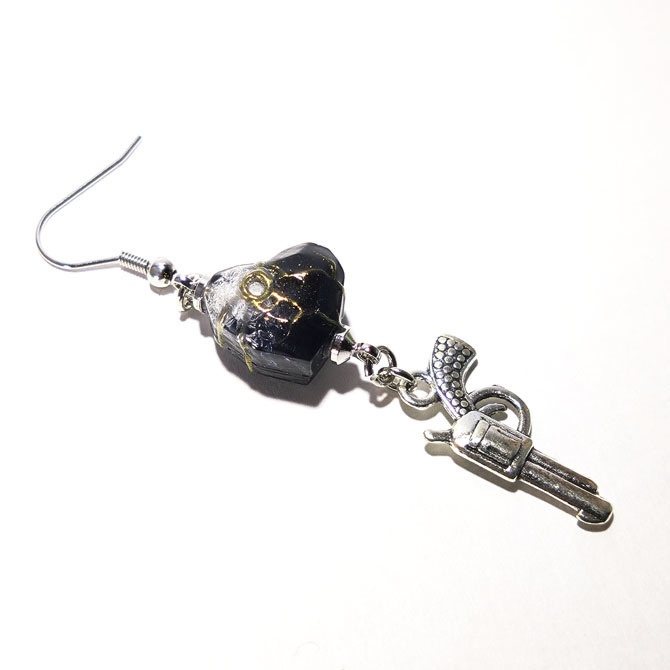 銃創ハート|耳飾り