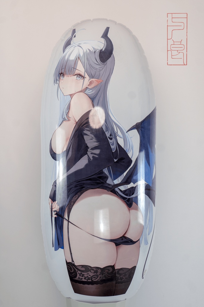 TheaのBlack and Whiteがテーマの抱き枕 @Nekojira