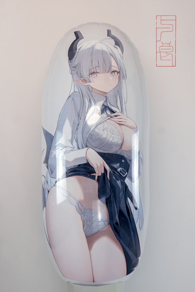 TheaのBlack and Whiteがテーマの抱き枕 @Nekojira