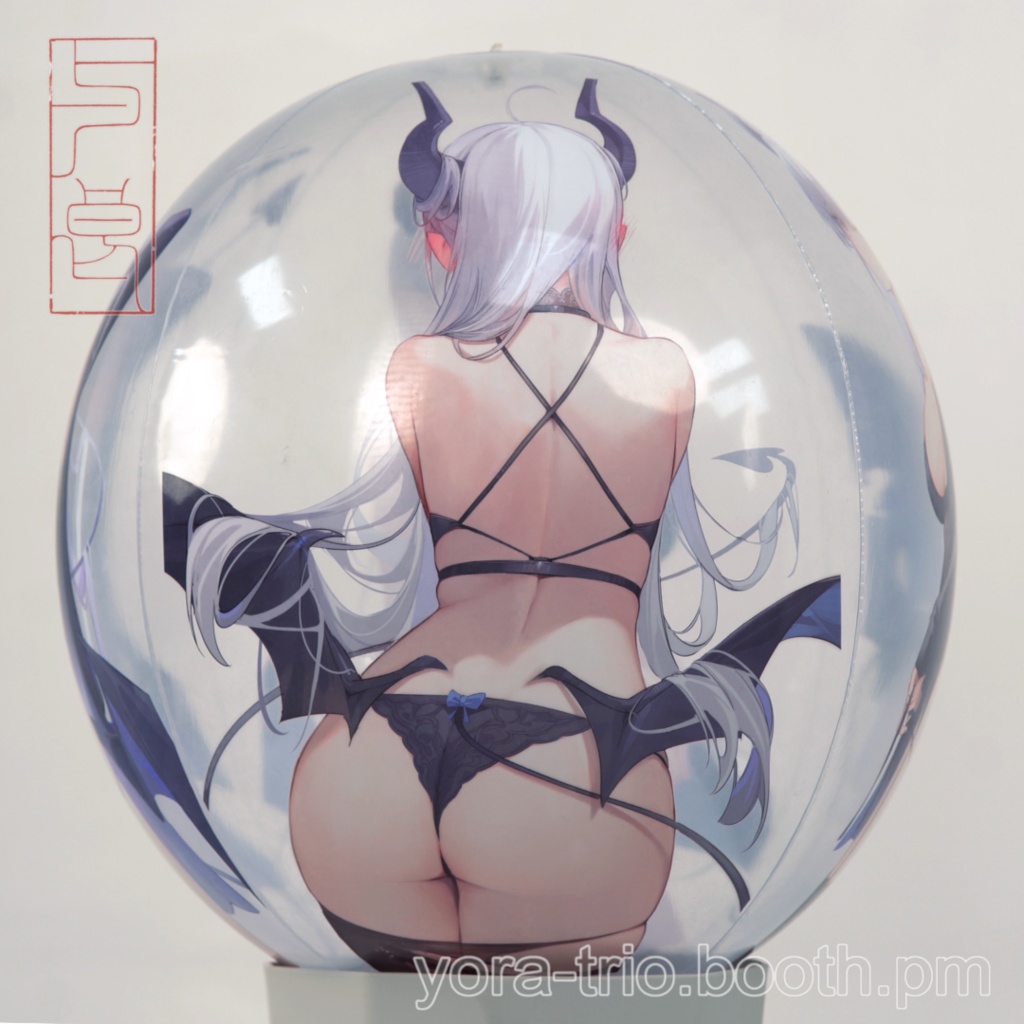 TheaのBlack and Whiteがテーマのビーチボール