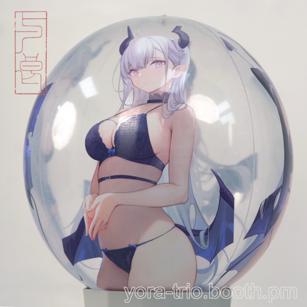 TheaのBlack and Whiteがテーマのビーチボール