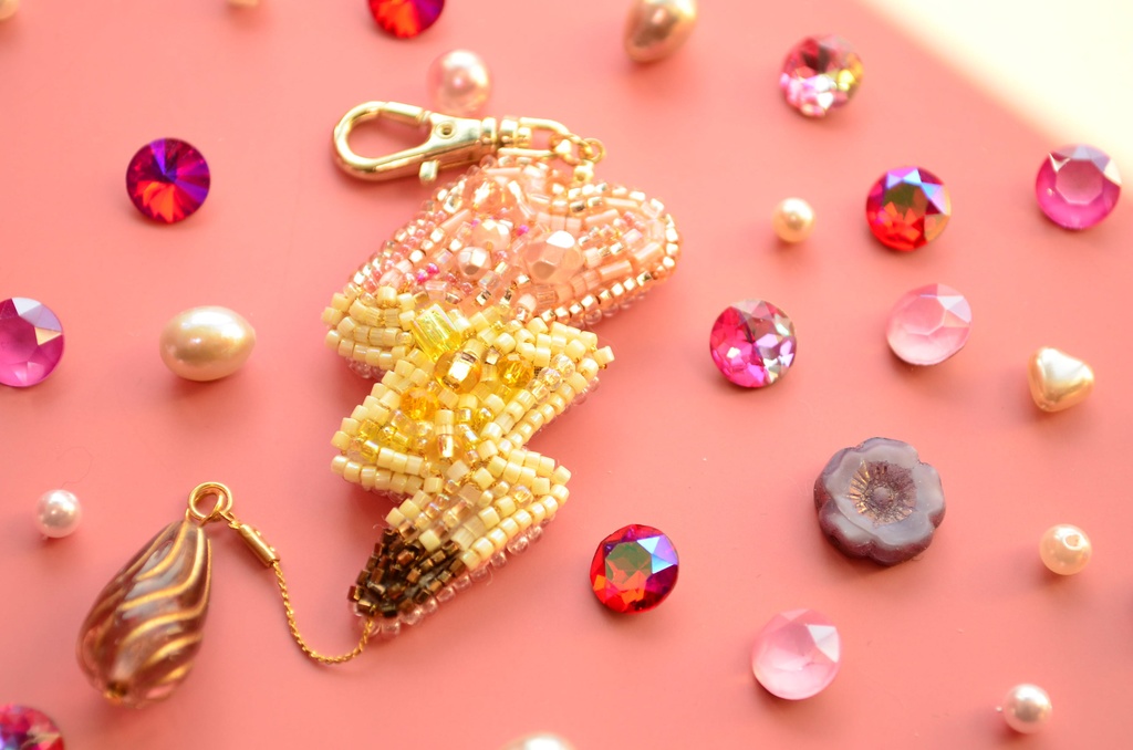 【キーホルダー】ピカチュウハートのしっぽ【ビーズ刺繍】