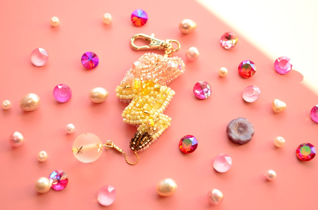 【キーホルダー】ピカチュウハートのしっぽ【ビーズ刺繍】