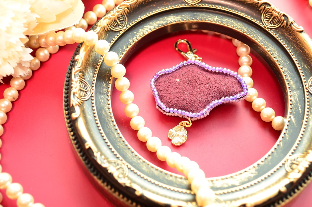 【キーホルダー】花柄メタモン【ビーズ刺繍】