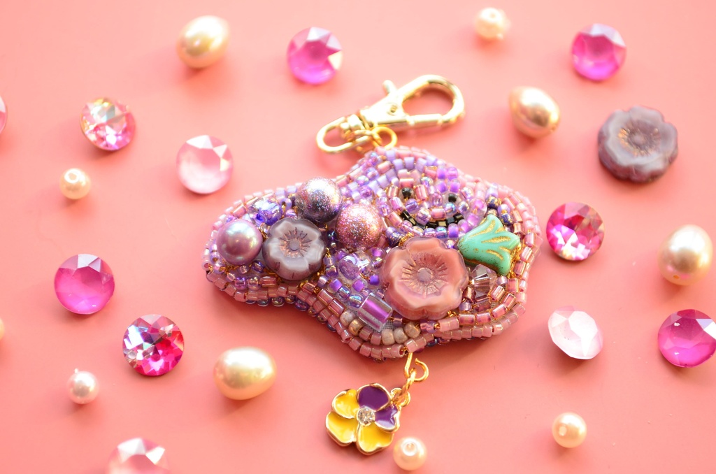 【キーホルダー】花柄メタモン【ビーズ刺繍】