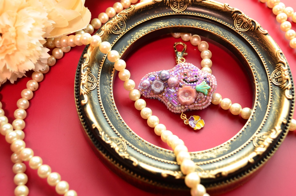 【キーホルダー】花柄メタモン【ビーズ刺繍】