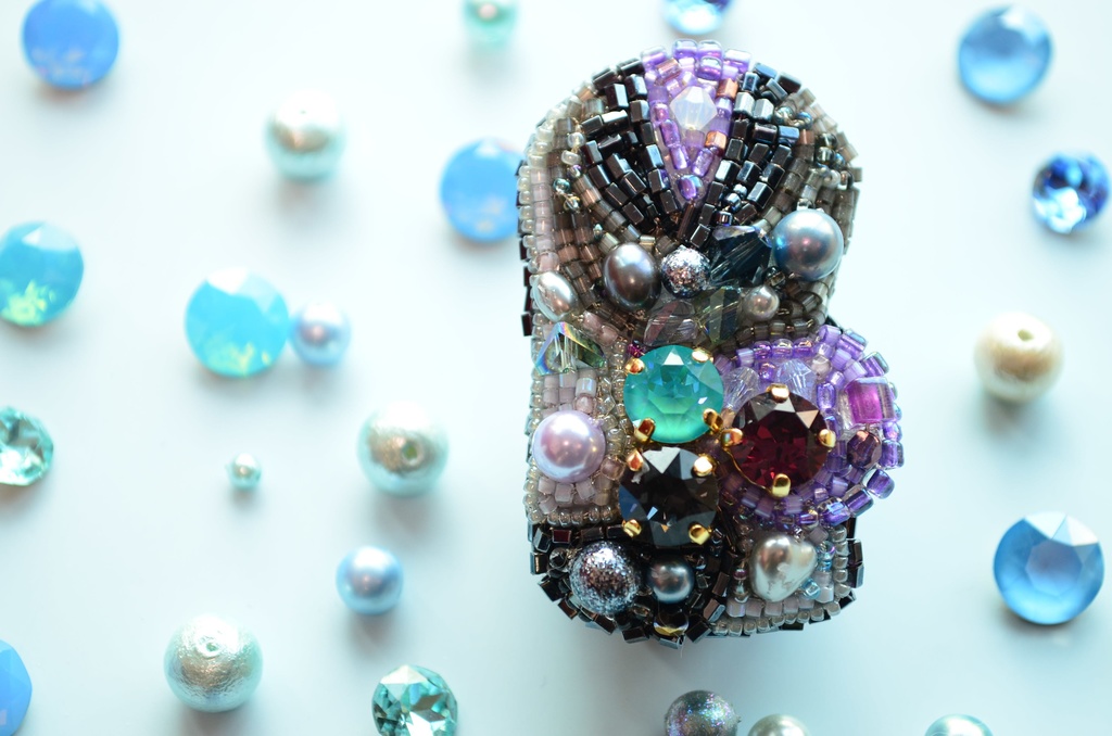 【ブローチ】オクタヴィネル寮服【ビーズ刺繍】