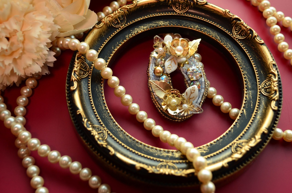 【ブローチ】白金の花【ビーズ刺繍】