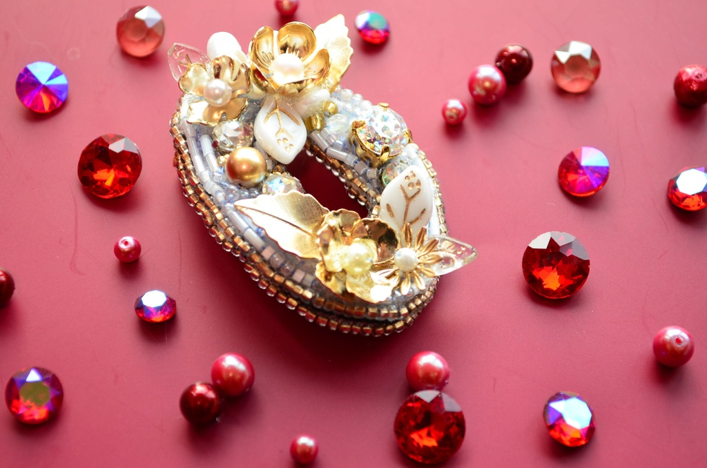 【ブローチ】白金の花【ビーズ刺繍】