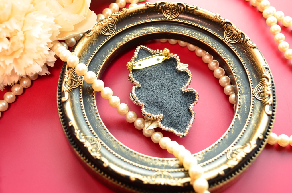 【ブローチ】白金の葉【ビーズ刺繍】