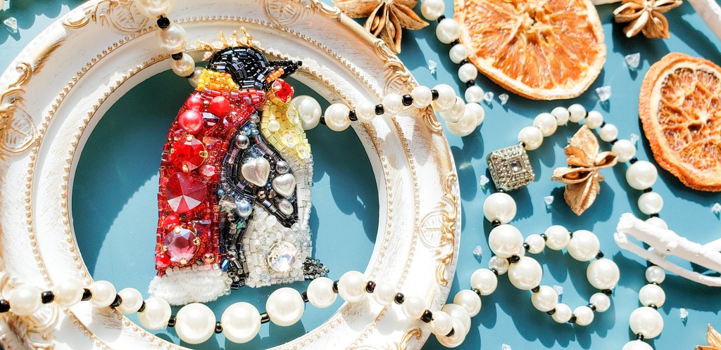 【ビーズ刺繍】皇帝ペンギンくん【にゃも様専用】