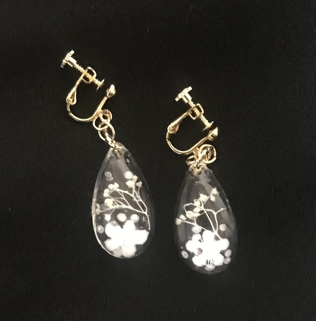 かすみ草とお花のレジンイヤリング〜クリア〜