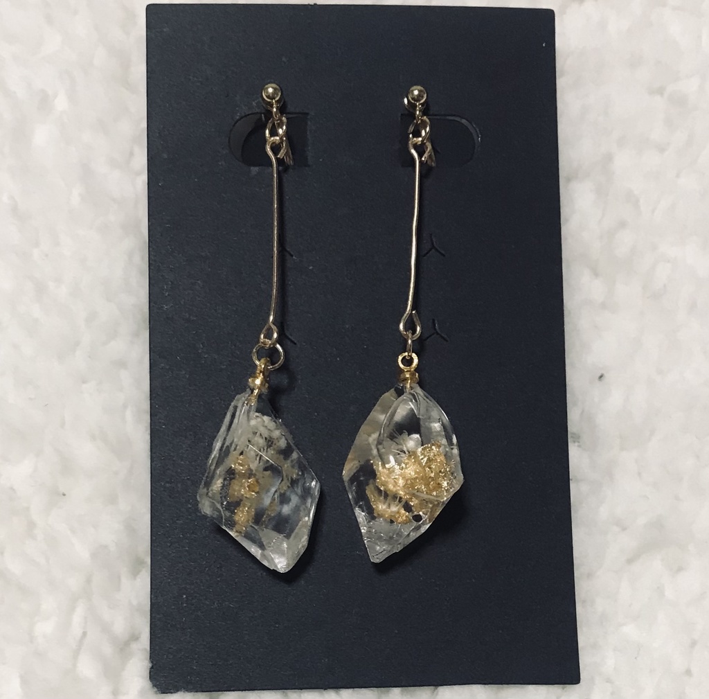 かすみ草と金箔の鉱石レジンイヤリング〜クリア②〜