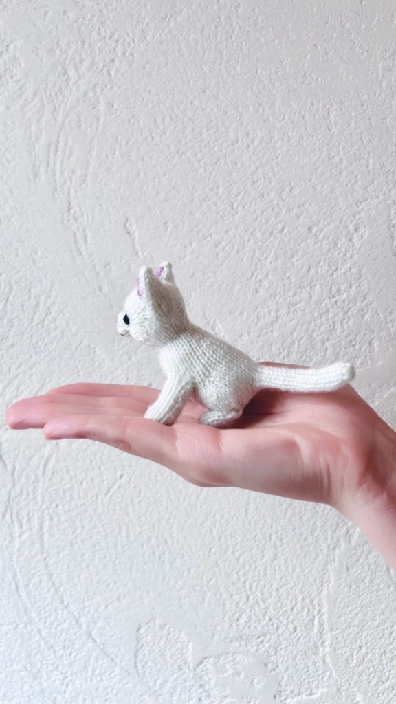 あみるのぼうぐるみ|おすわりこねこ|日本式編み図|あみぐるみパターン|手のひらサイズ|NOT AI