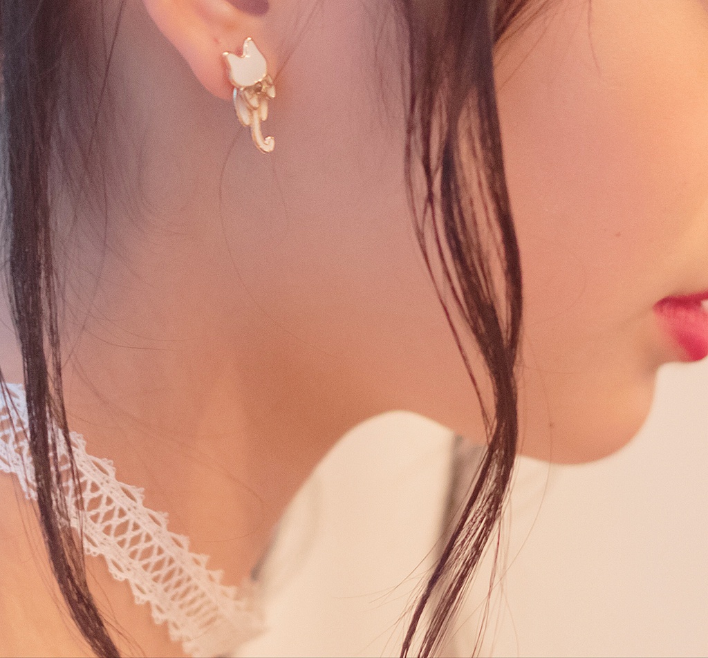 ホワイトマット猫ピアス&イヤリング ◎一粒スワロフスキー付き