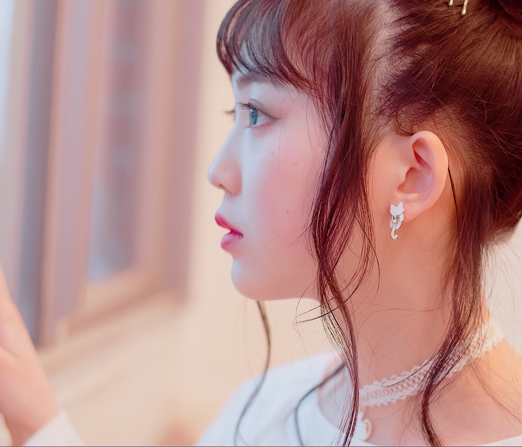 ホワイトマット猫ピアス&イヤリング ◎一粒スワロフスキー付き