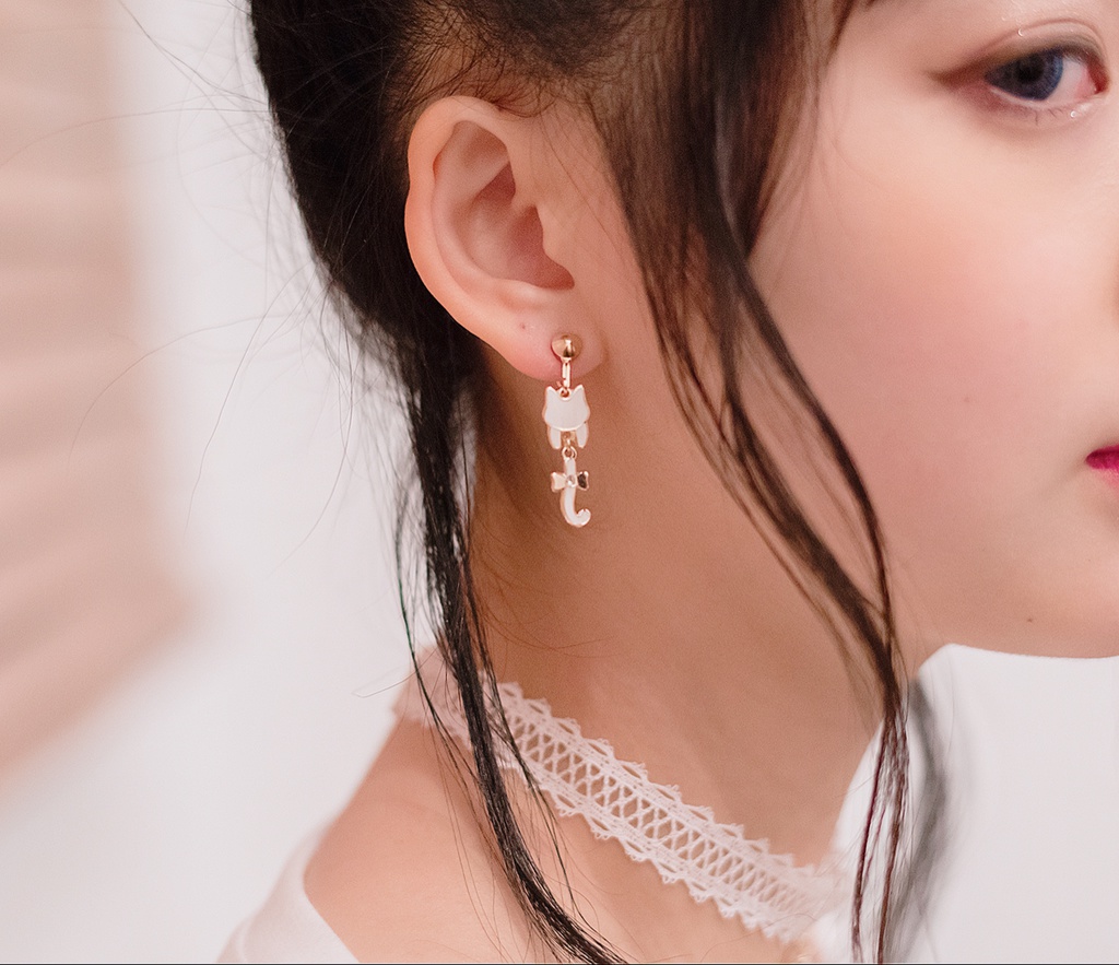 ホワイトマット猫ピアス&イヤリング ◎一粒スワロフスキー付き