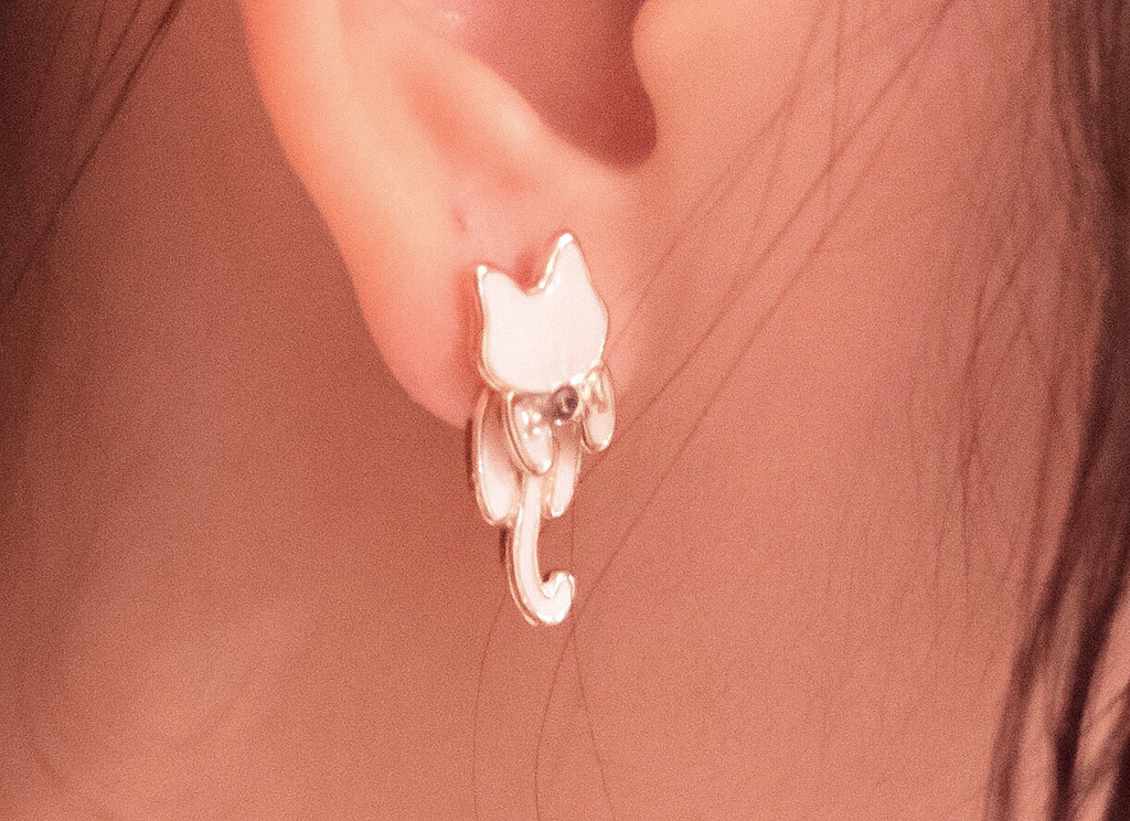 ホワイトマット猫ピアス&イヤリング ◎一粒スワロフスキー付き
