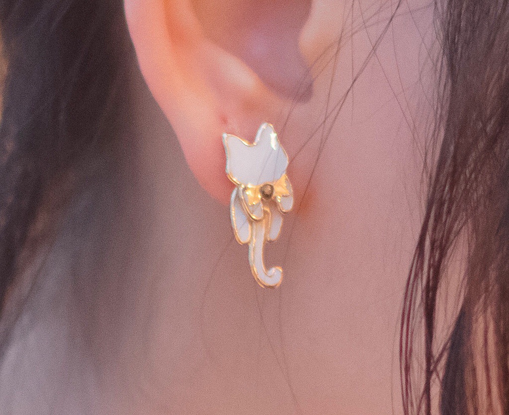 ホワイトマット猫ピアス&イヤリング ◎一粒スワロフスキー付き