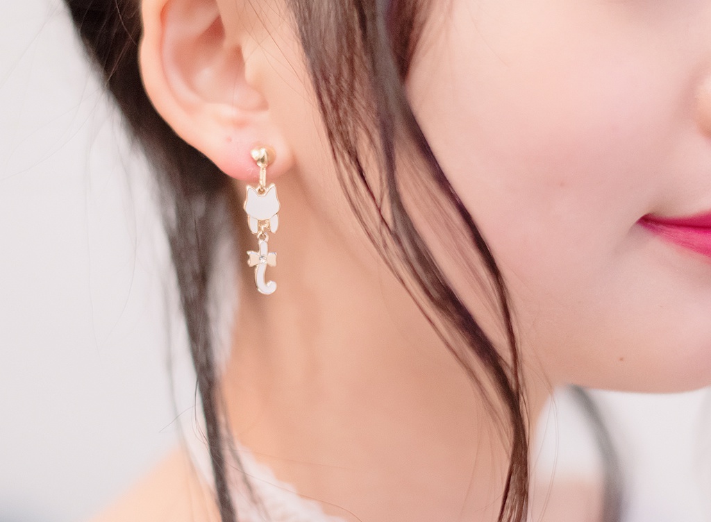 ホワイトマット猫ピアス&イヤリング ◎一粒スワロフスキー付き