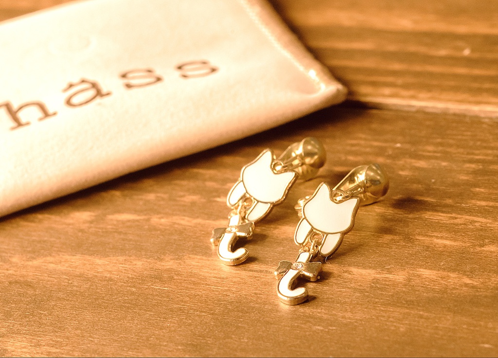 ホワイトマット猫ピアス&イヤリング ◎一粒スワロフスキー付き