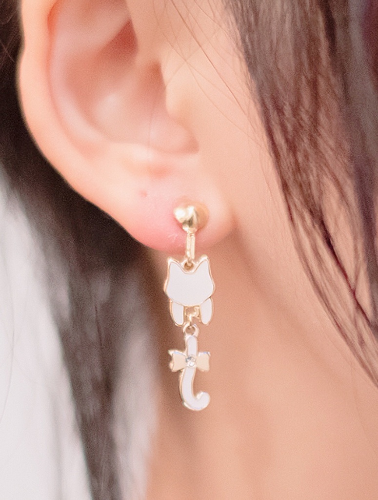 ホワイトマット猫ピアス&イヤリング ◎一粒スワロフスキー付き