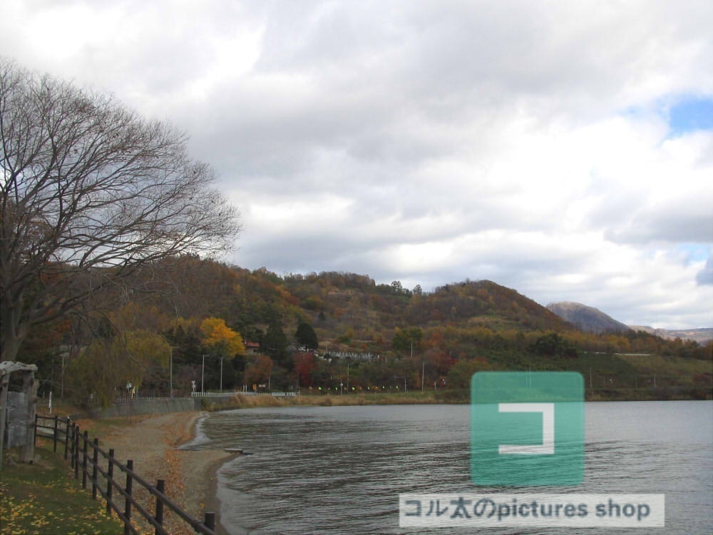 湖のある風景(洞爺湖・秋)①10枚・1セット