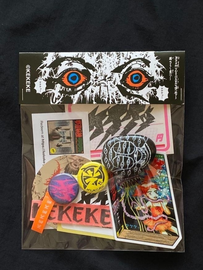 "KEKEKE MAYOKE" 缶バッジ/ステッカー/楽曲他パッケージ封入