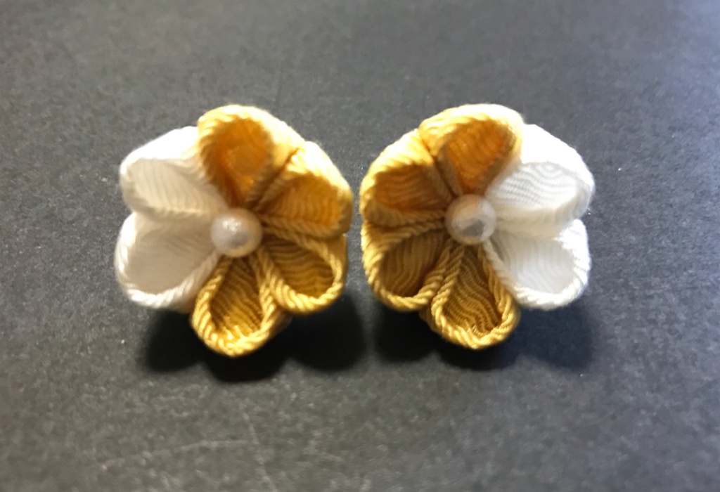 つまみ細工🌸小花のピアス