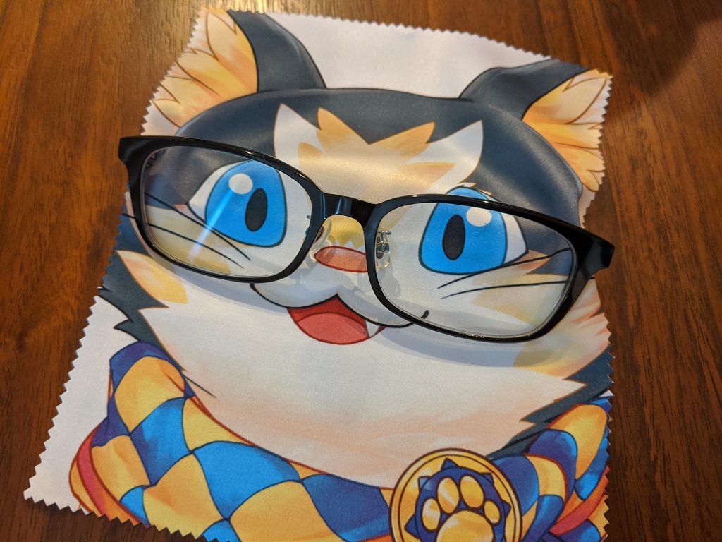 ちーやんにメガネを掛けられるメガネ拭き