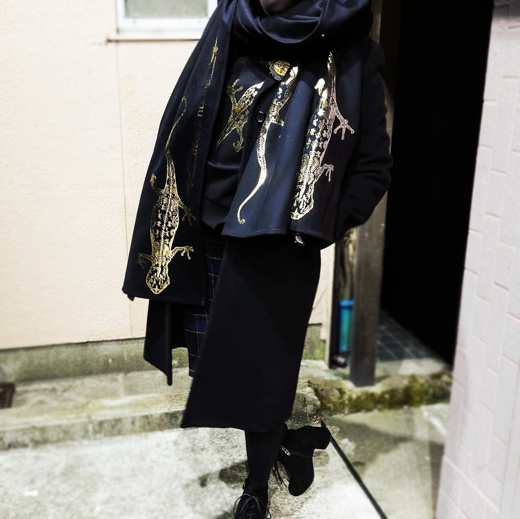 BIG箔ヤモリの大判ショールマフラー【フローズンブラック×金箔】