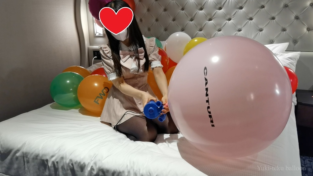 黒髪Mちゃんの風船遊び&割り M-chan's balloon play & Pop