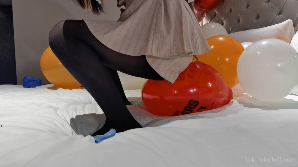 黒髪Mちゃんの風船遊び&割り M-chan's balloon play & Pop