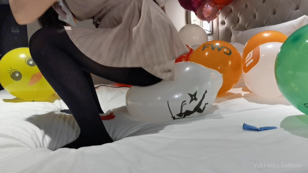 黒髪Mちゃんの風船遊び&割り M-chan's balloon play & Pop