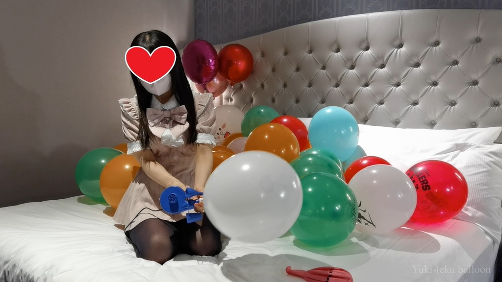 黒髪Mちゃんの風船遊び&割り M-chan's balloon play & Pop