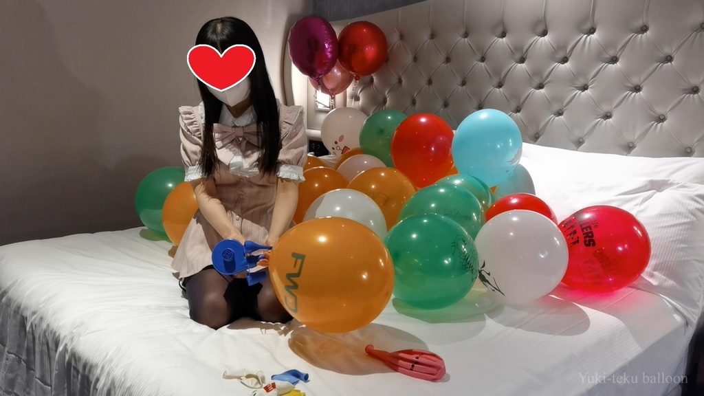 黒髪Mちゃんの風船遊び&割り M-chan's balloon play & Pop