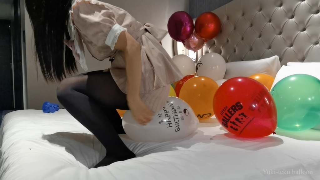 黒髪Mちゃんの風船遊び&割り M-chan's balloon play & Pop