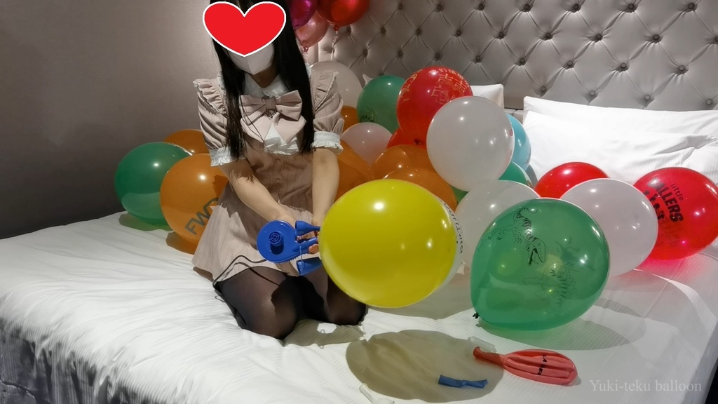 黒髪Mちゃんの風船遊び&割り M-chan's balloon play & Pop
