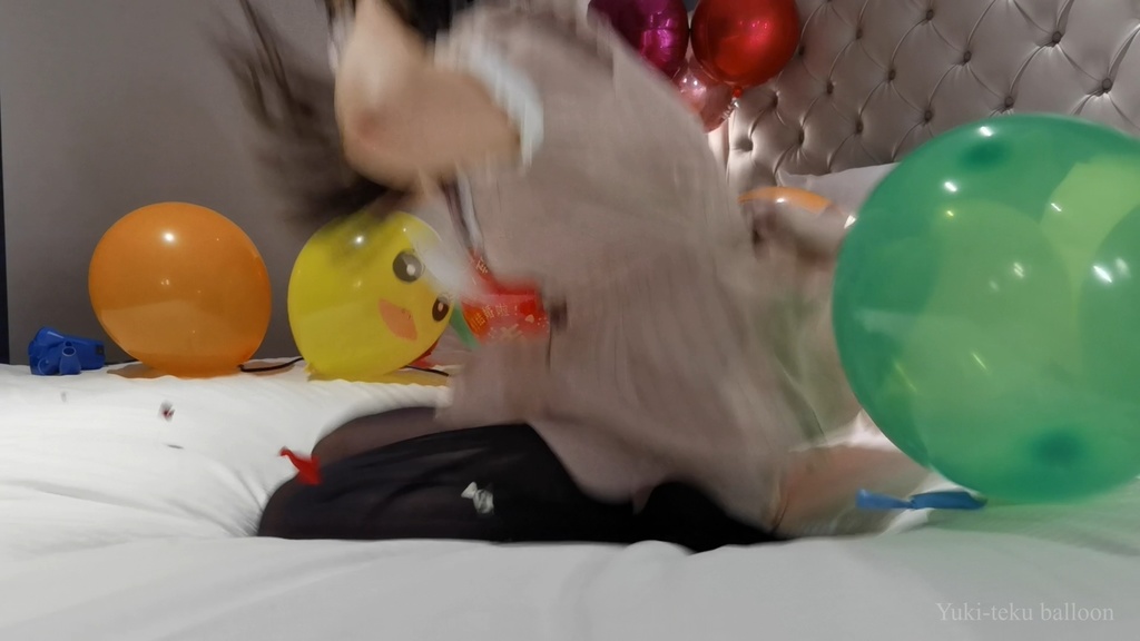 黒髪Mちゃんの風船遊び&割り M-chan's balloon play & Pop