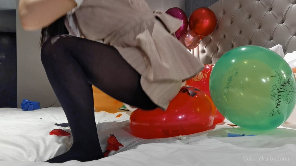 黒髪Mちゃんの風船遊び&割り M-chan's balloon play & Pop