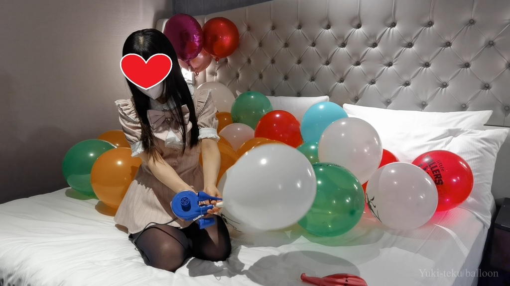 黒髪Mちゃんの風船遊び&割り M-chan's balloon play & Pop