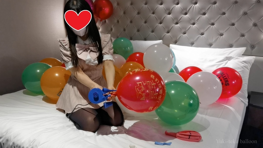黒髪Mちゃんの風船遊び&割り M-chan's balloon play & Pop