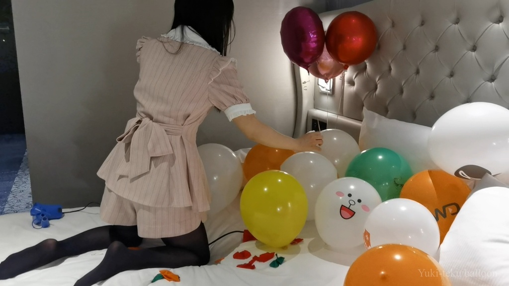 黒髪Mちゃんの風船遊び&割り M-chan's balloon play & Pop