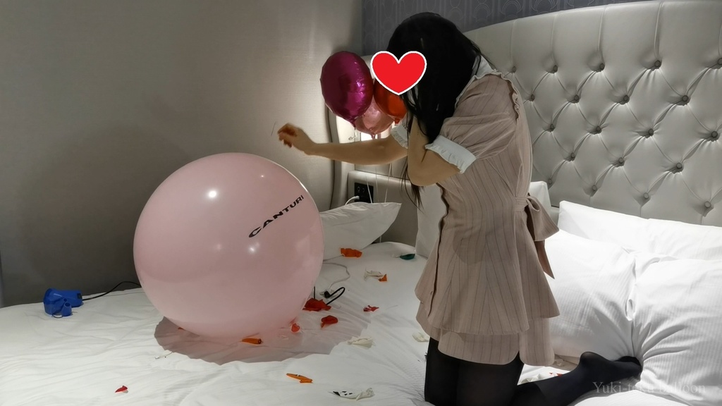 黒髪Mちゃんの風船遊び&割り M-chan's balloon play & Pop