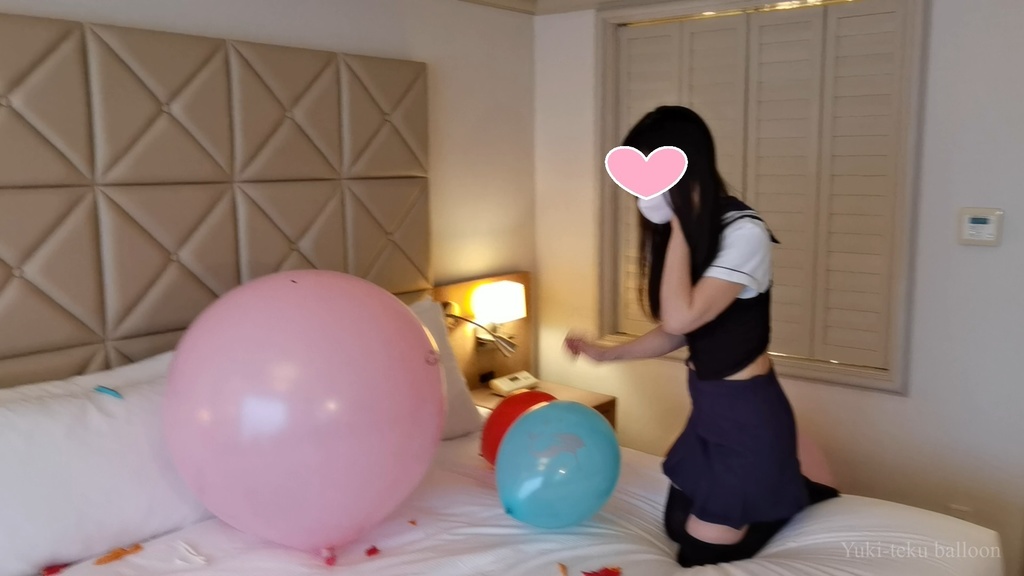 黒髪Mちゃんの風船遊び&割り2 M-chan's balloon play & Pop2