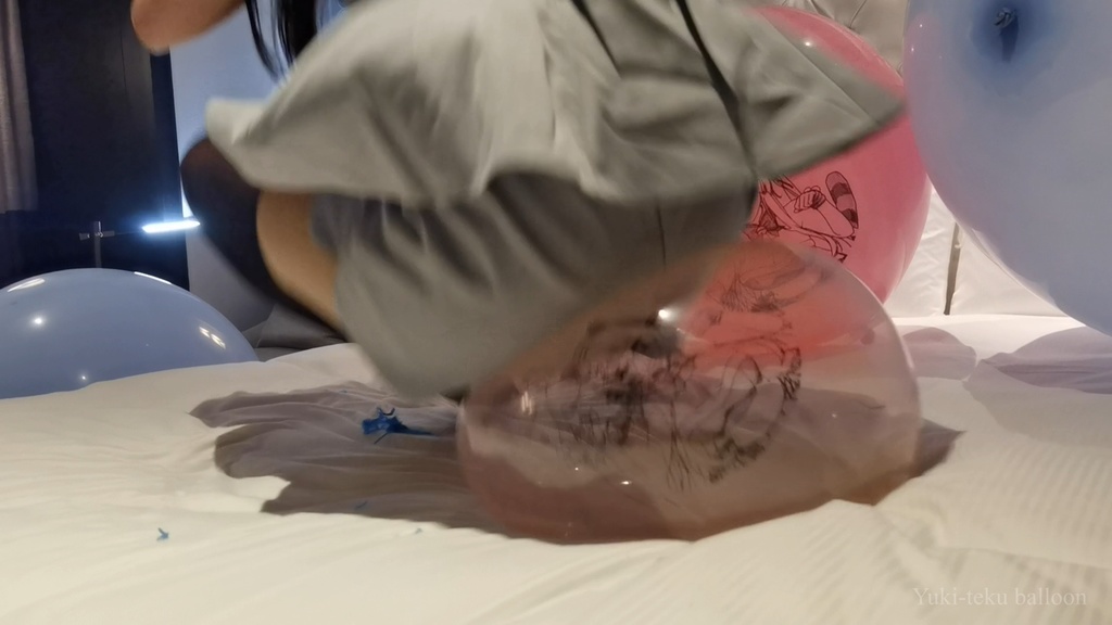 黒髪Mちゃんのヘリウム風船遊び&割り M-chan's Helium balloon play & Pop